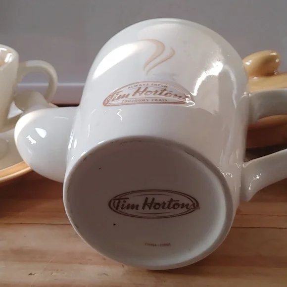 Tim Horton's tea pot set - Picture 4 of 4